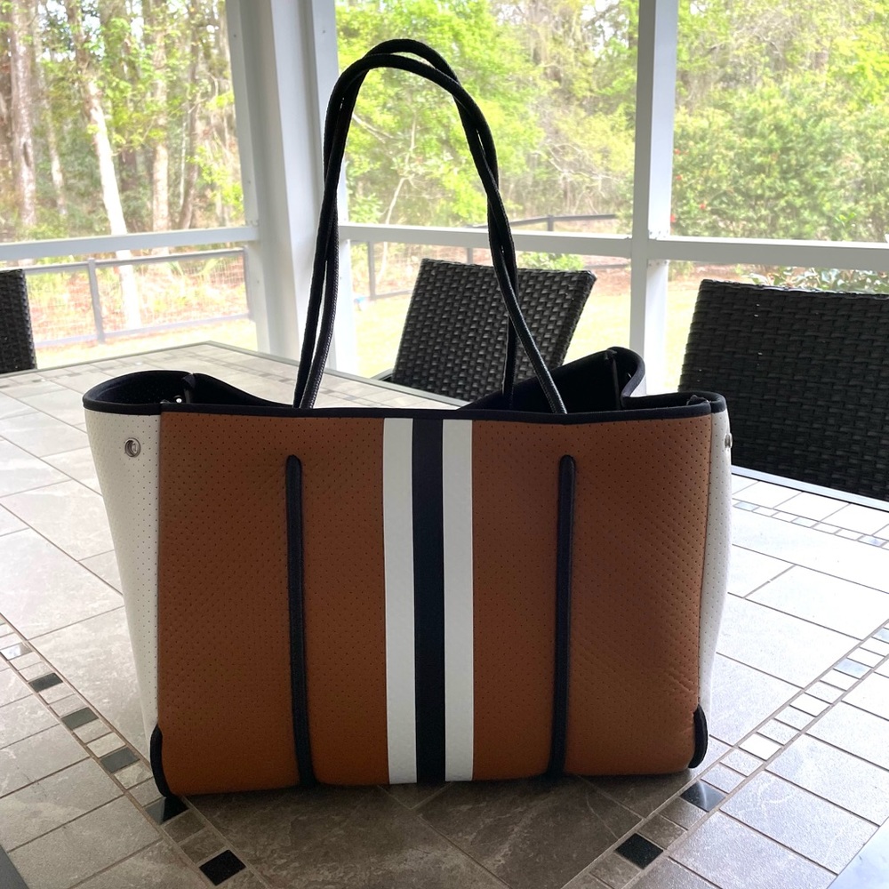 Neoprene Tote— perfect travel bag 👜